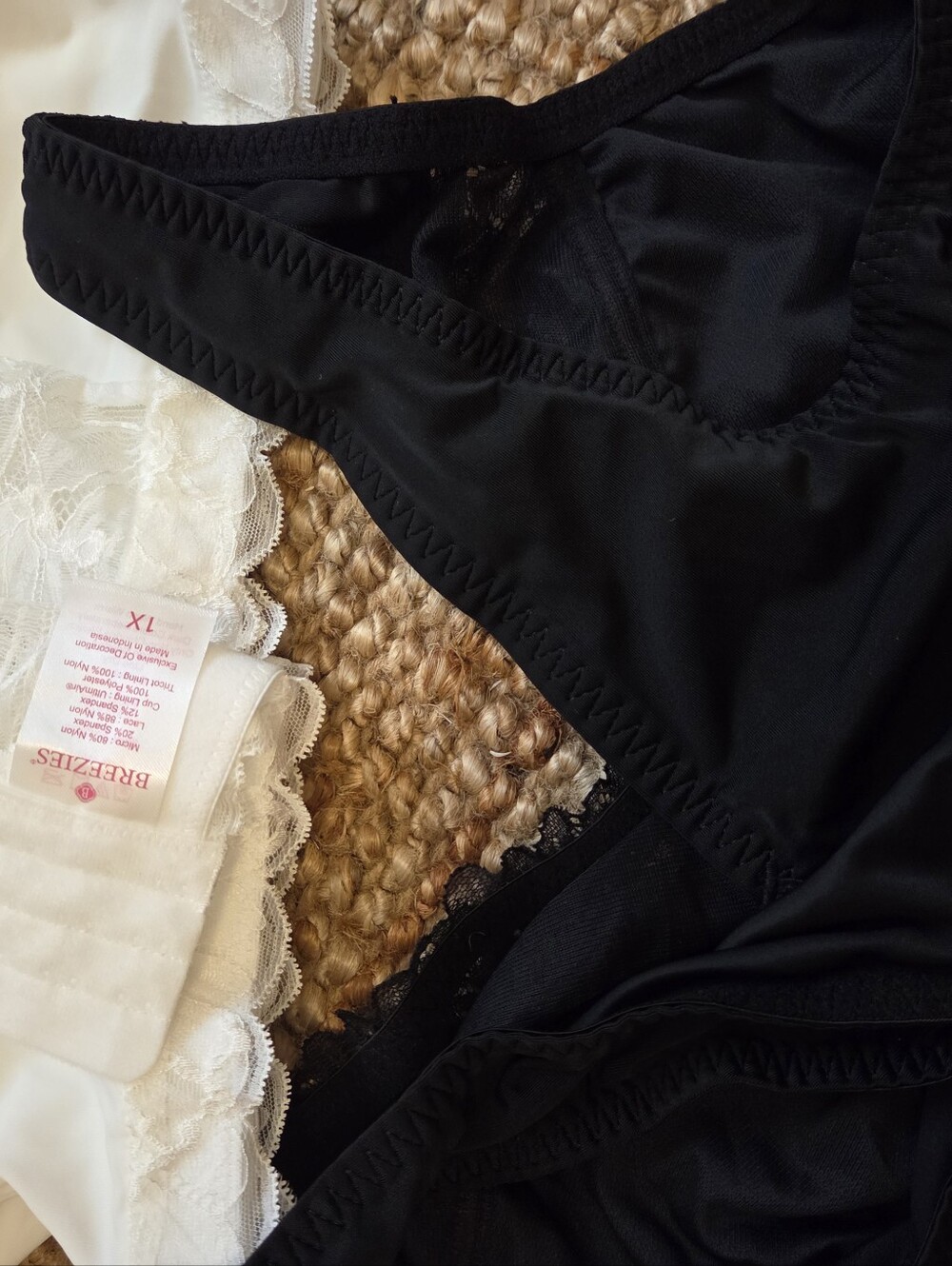 Breezies Lace Trim Wireless Bralette - White and Black - Picture 3 of 3